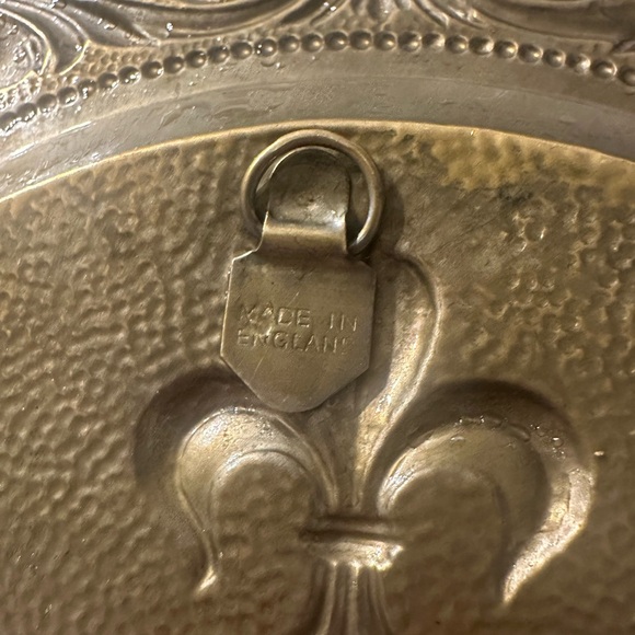 Vintage Brass Decor Plates. Renaissance Coat of Arms set of 2 - Picture 8 of 8